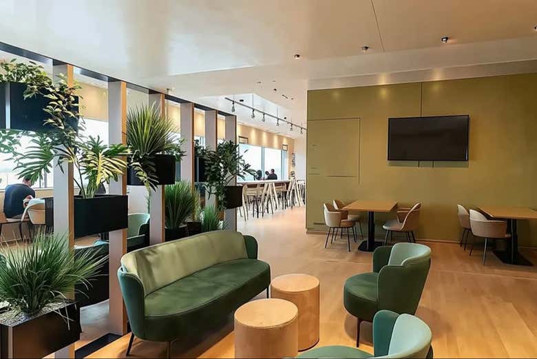 Relajaos en los confortables sofás del salón de descanso