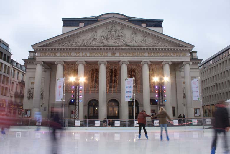 Pista de patinaje frente al Teatro de la Monnaie