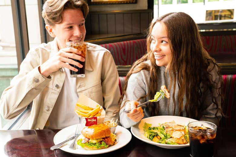 Disfrutando de la comida en el Hard Rock Cafe Bruselas