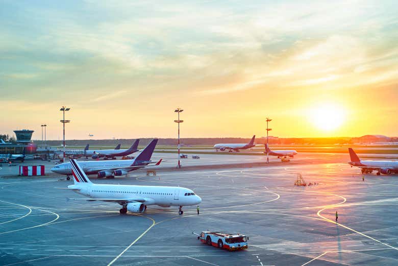 Atardecer sobre las pistas del aeropuerto