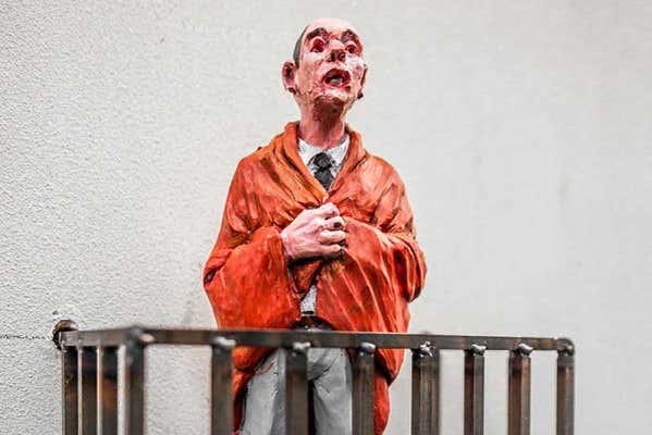 Cherchez les statuettes d'Isaac Cordal