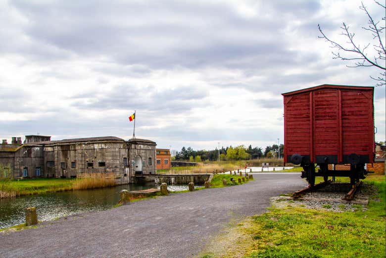 Antiguo vagón junto al campo de concentración de Breendonk