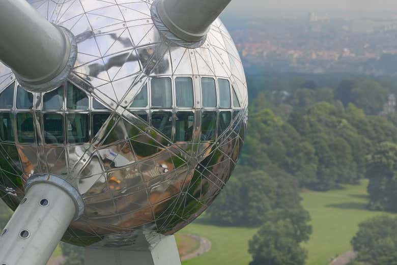 O Atomium é revestido em aço inoxidável