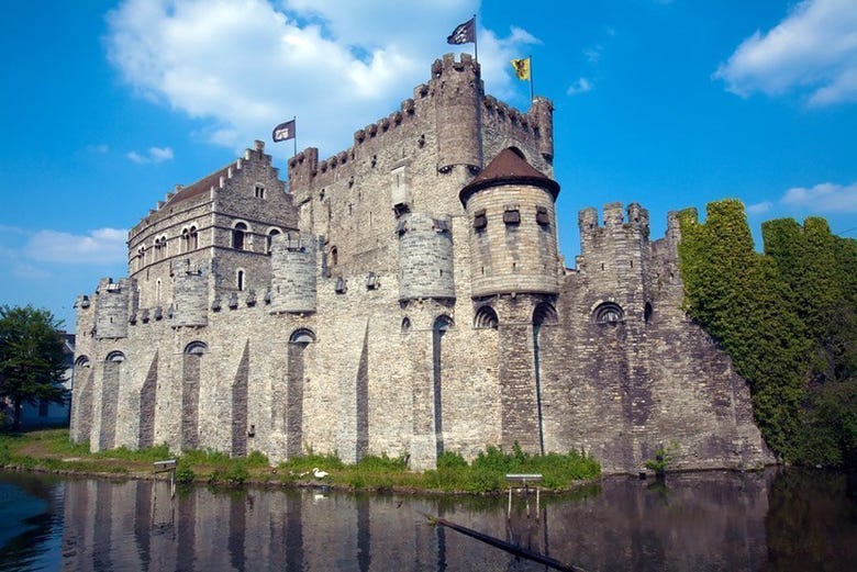 Admirando el castillo de Gante