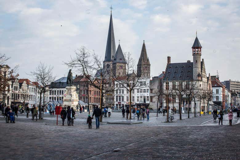 Iniciaremos el recorrido en la plaza Vrijdagmarkt