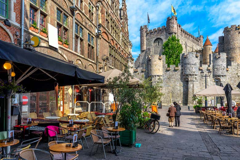 Un vicolo di Gand con il castello sullo sfondo