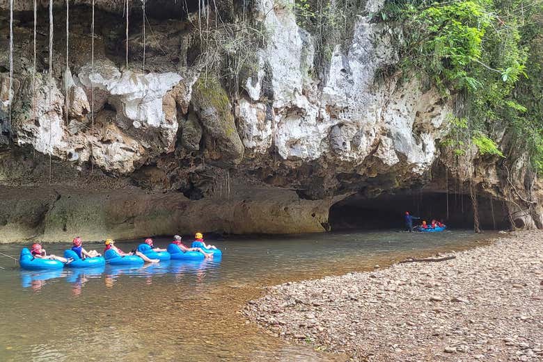 Entrando na caverna pelo rio