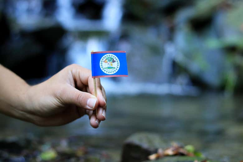 Bandeira de Belize junto às cascatas Mayan King