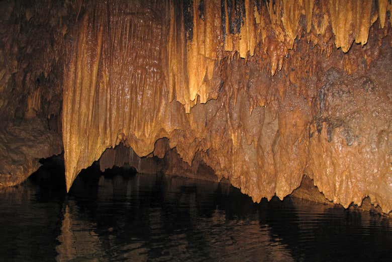 Interior de la cueva Actun Tunichil Muknal
