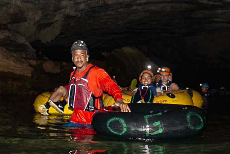 Desfrutando do cave tubing em Belize