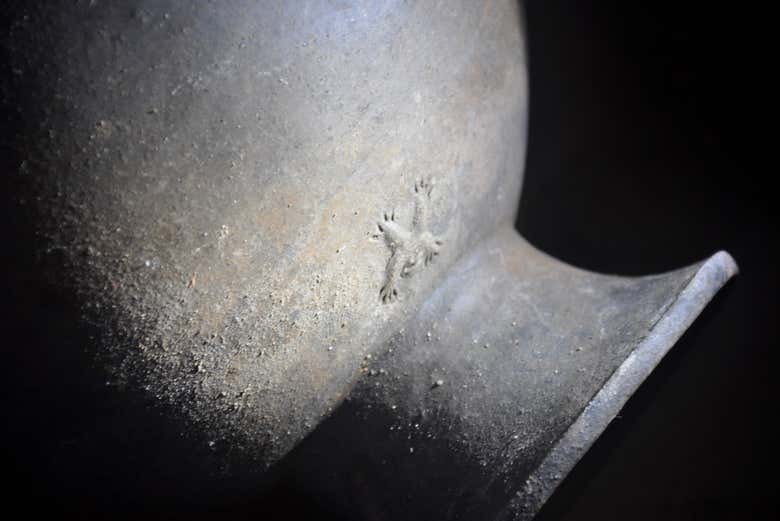 Recipiente hallado en la cueva ATM