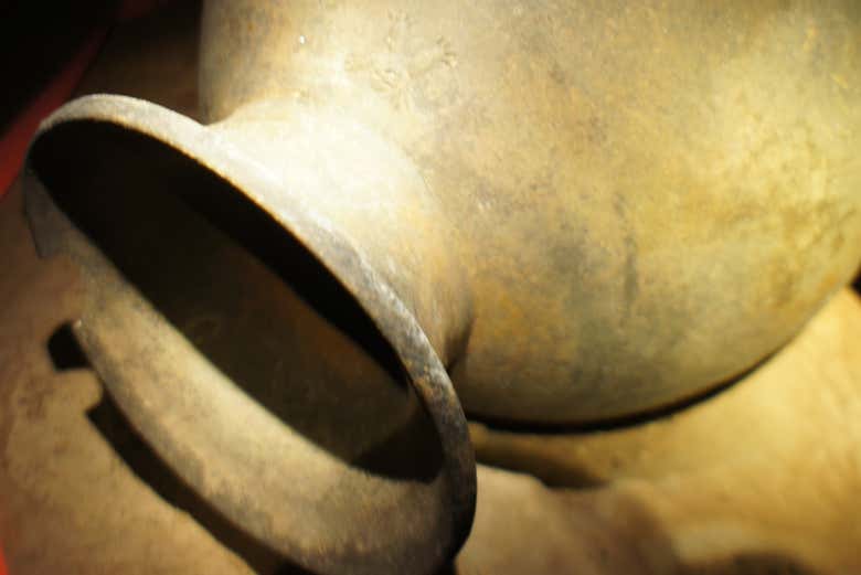 Vasija maya hallada en la cueva ATM