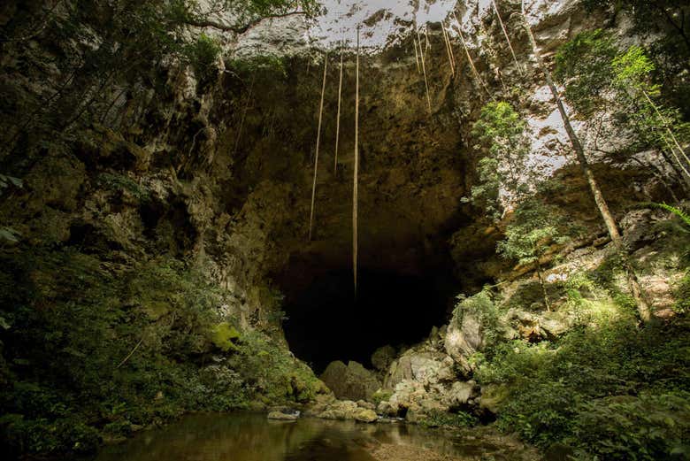 Visitando uma gruta do rio