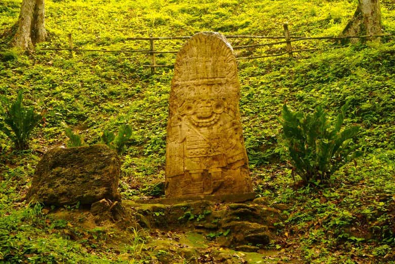 Sculpture maya à Yaxha