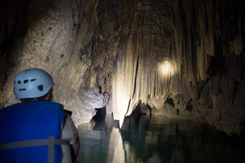 Explorando la cueva Barton Creek en canoa