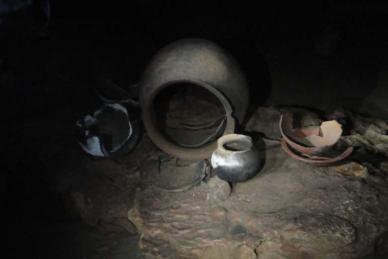 Pièces en céramique dans la grotte