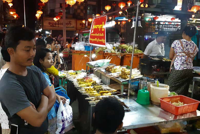 Disfrutando del tour gastronómico por Rangún