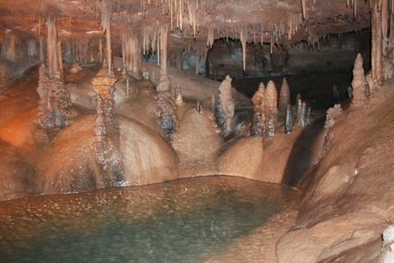 Laguna interior y estalactitas en Umajalanta