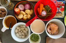 Clase de cocina boliviana con comida