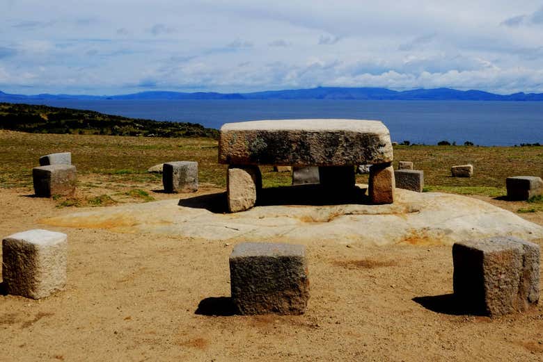 Altar inca con el Lago Titicaca al fondo