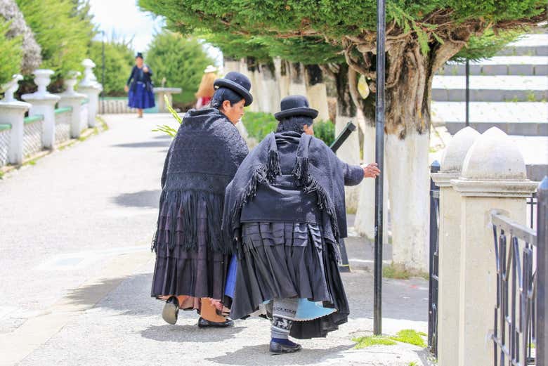 Des Boliviennes visitant le cimetière