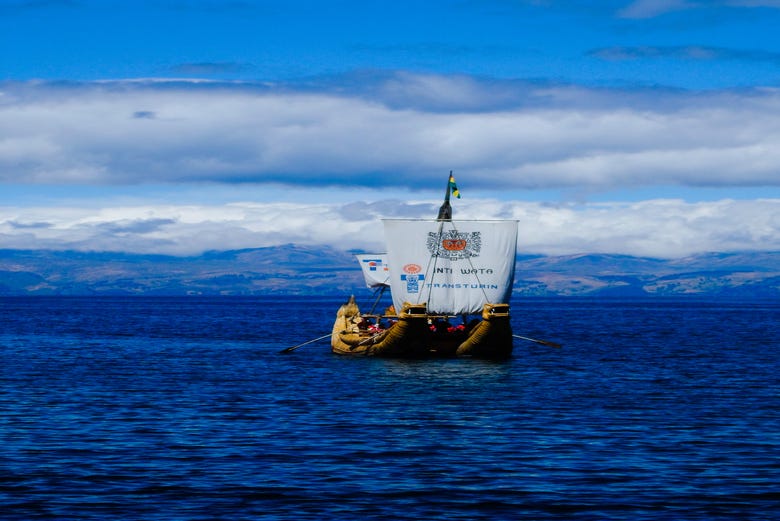 Barca de totora en el lago Titicaca