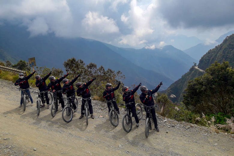 Foto di gruppo sulla Ruta de la Muerte in bici