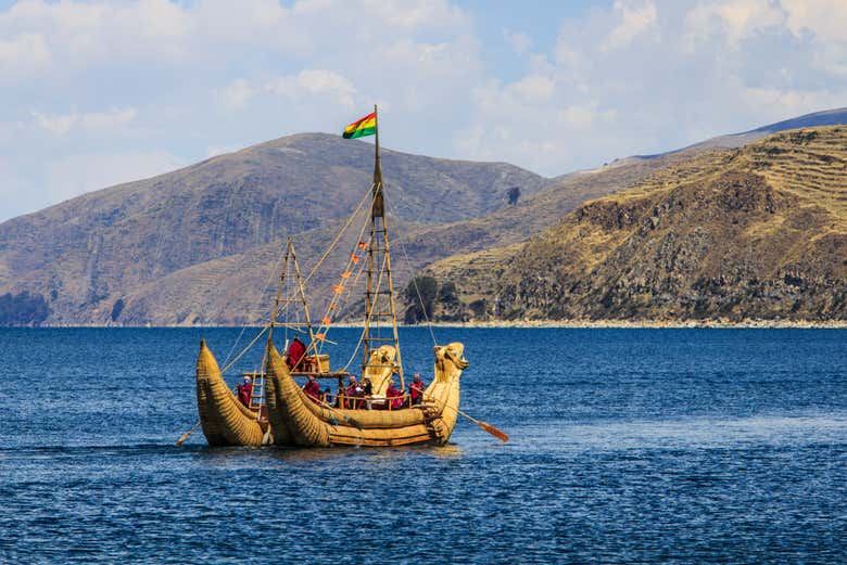 Balsa de Totora en el lago Titicaca