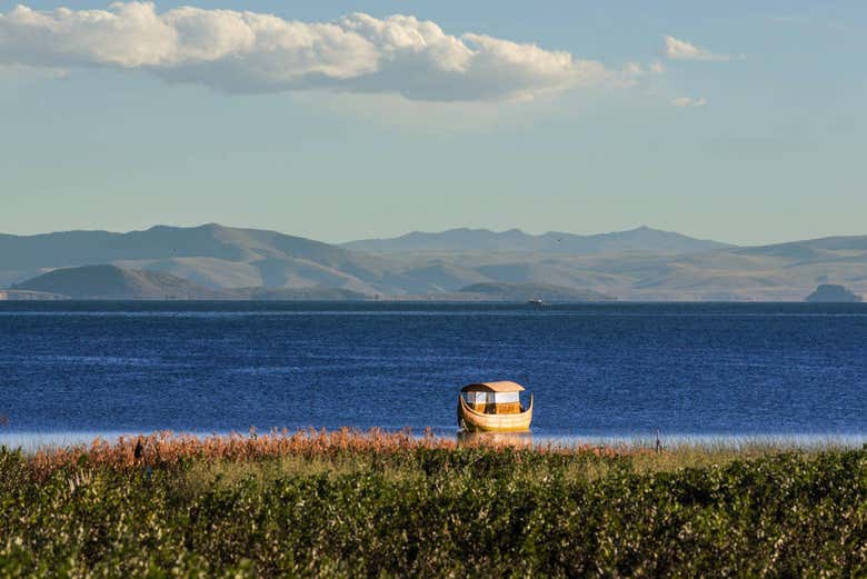 Panorâmica de um barco no Lago Titicaca