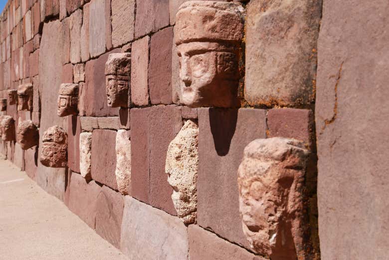 Reliefs anthropomorphes à Tiwanaku