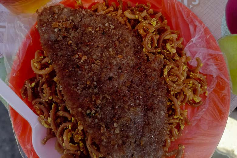 Plato de fideos bolivianos con cacahuetes