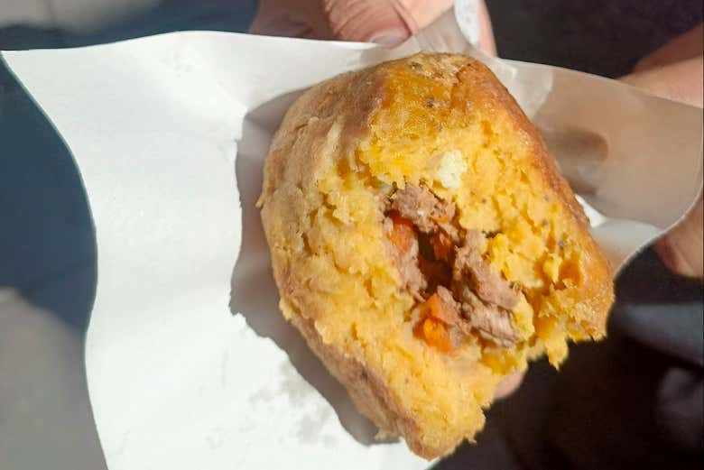 Relleno de papa, uno de los productos típicos de Bolivia