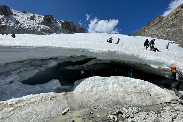 Une grotte de glace à Charquini