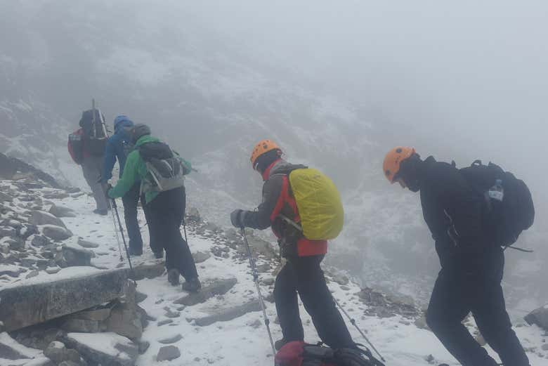 Siguiendo al guía entre la nieve