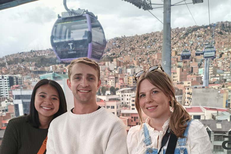 Sonriendo en el teleférico 