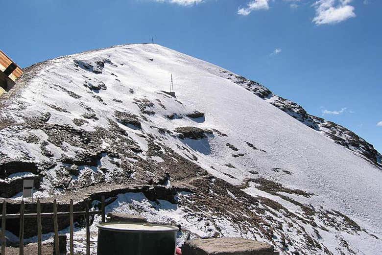L'un des sommets enneigés de la cordillère