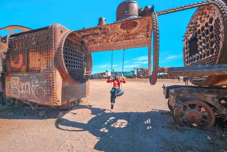 En el cementerio de trenes de Uyuni
