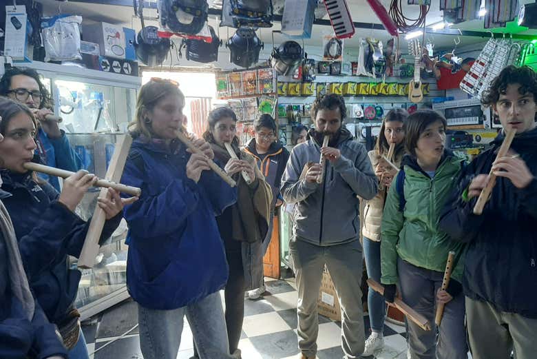 Aprendiendo a tocar instrumentos autóctonos típicos de potosi, t
