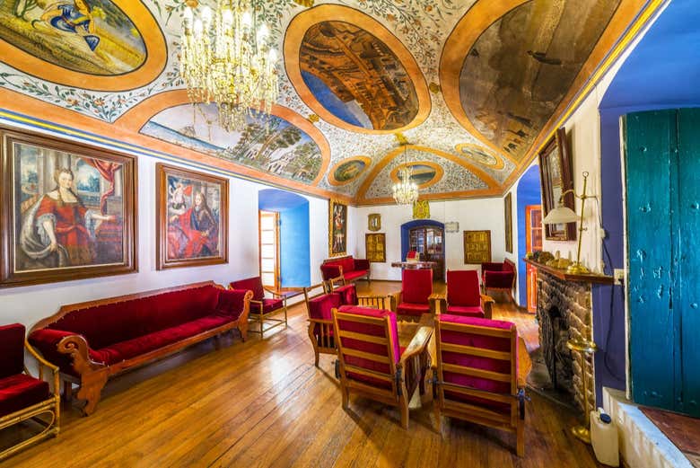 Pinturas en los salones de la Hacienda Cayara