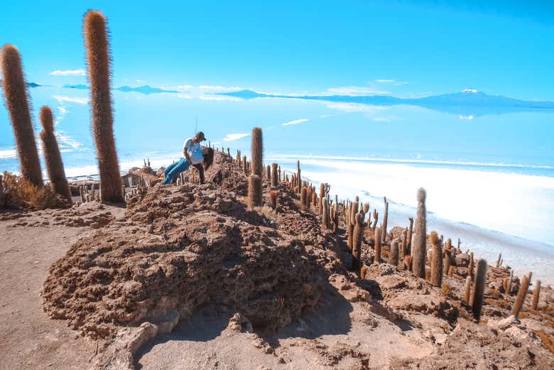 Explorando la isla de Incahuasi