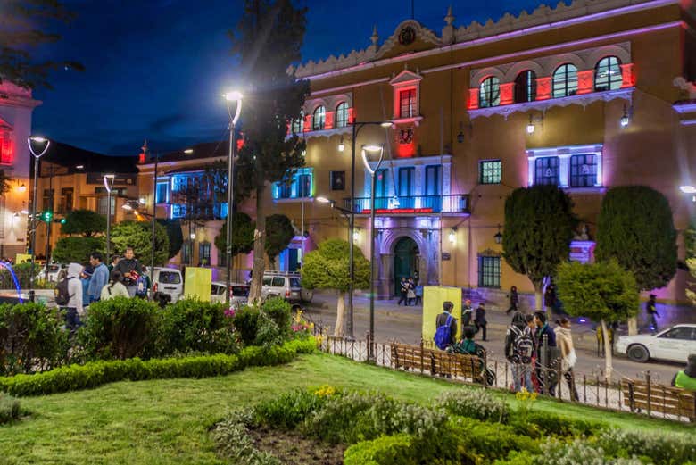 Plaza 10 de noviembre al caer la noche