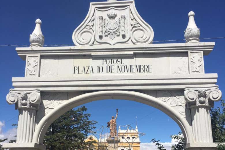 Entrada a la Plaza del 10 de Noviembre