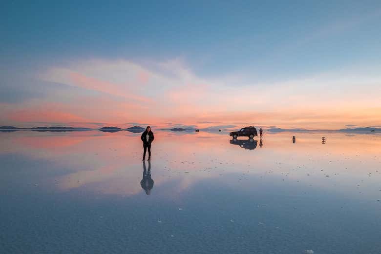 Durante il tramonto sulle saline di Uyuni