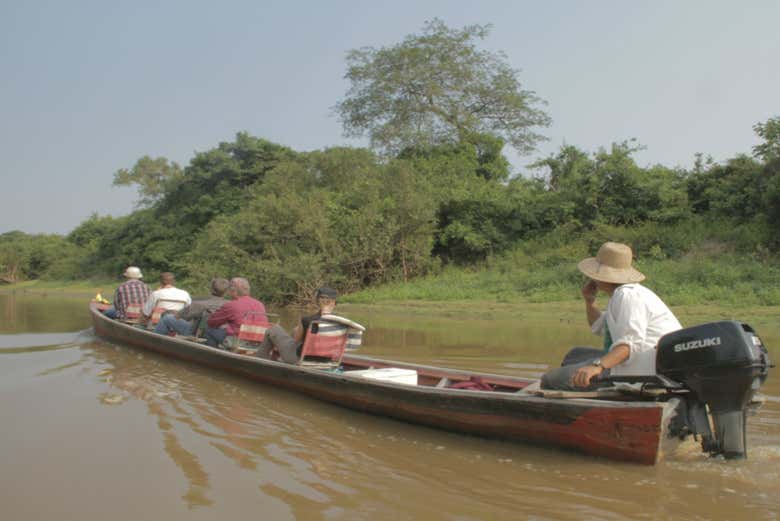 Panorámica de una barca en el río Yacuma