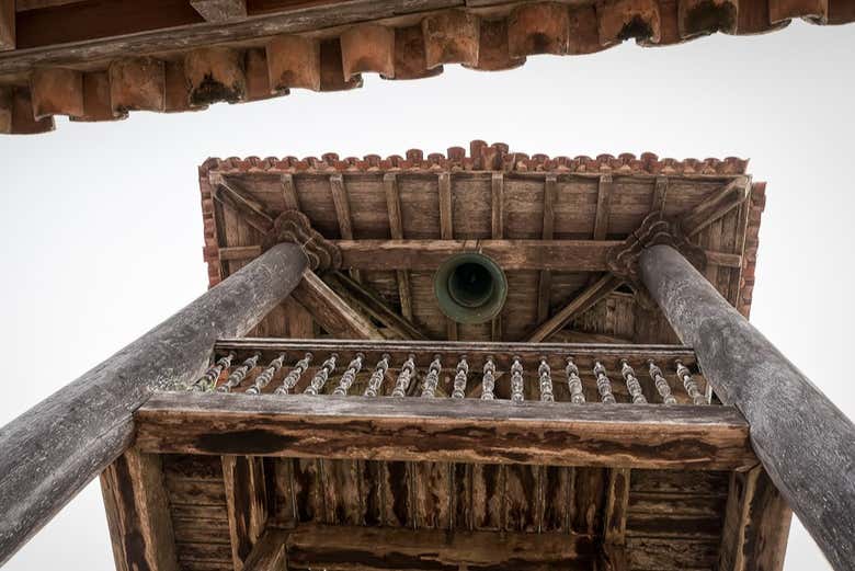 Campanario de madera de la iglesia misional