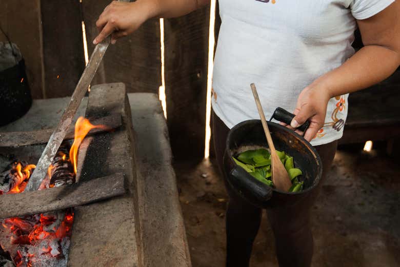 Elaboração de chá ao carvão