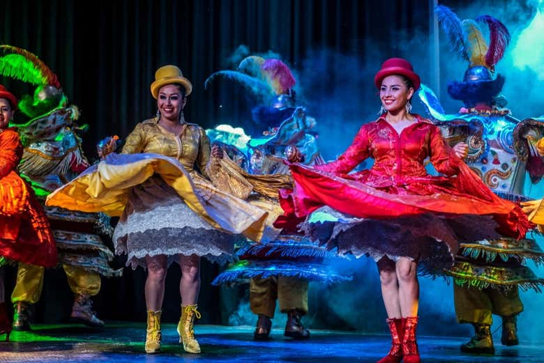 Spectacle avec costumes traditionnels