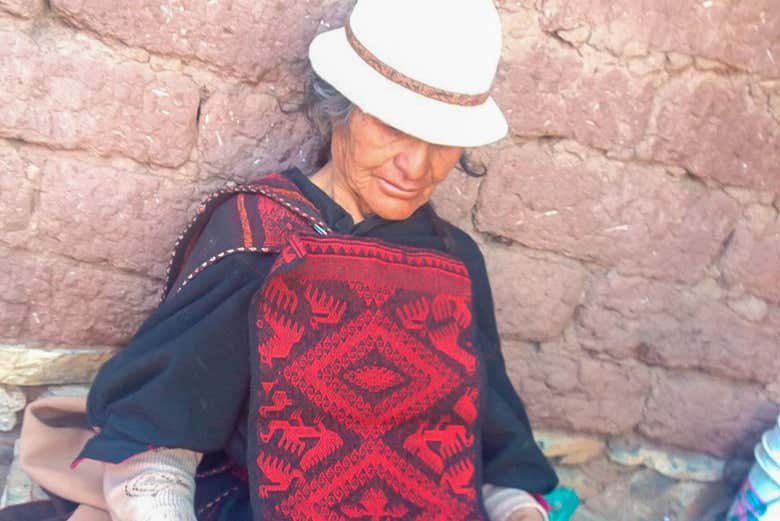 Una artigiana di Puka Puka