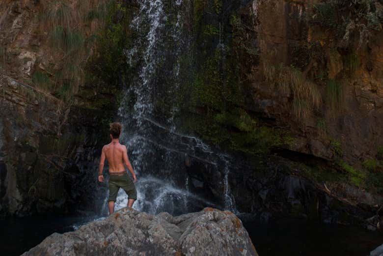 Contemplando le cascate di Coimata
