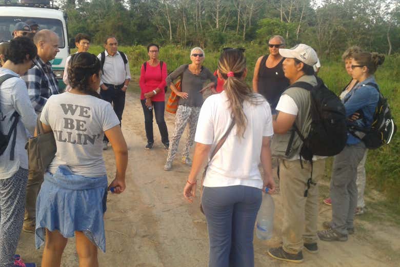 Escuchando las explicaciones del guía